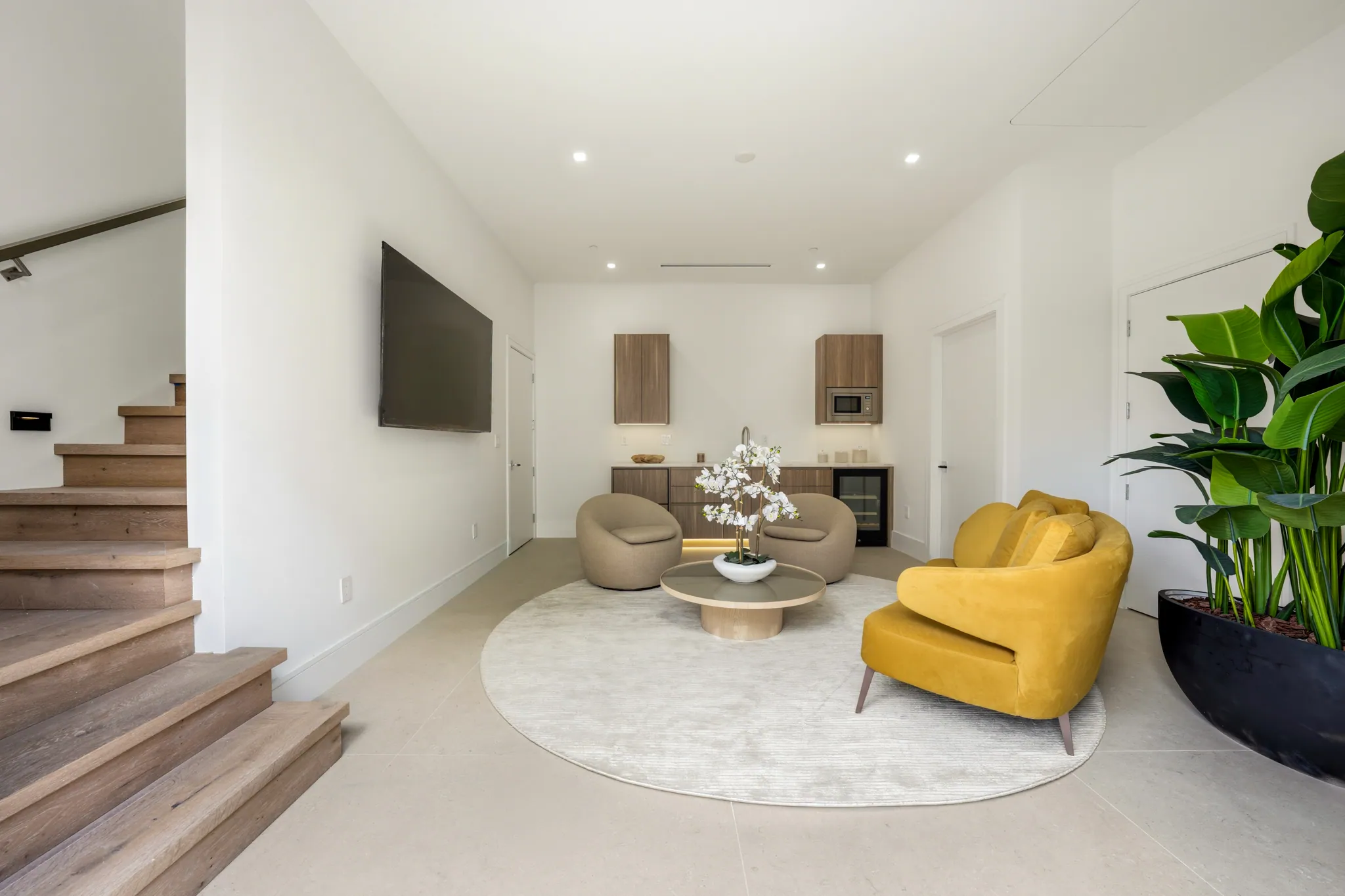 Guest house bonus room with wet bar, lounge seating, and mounted television